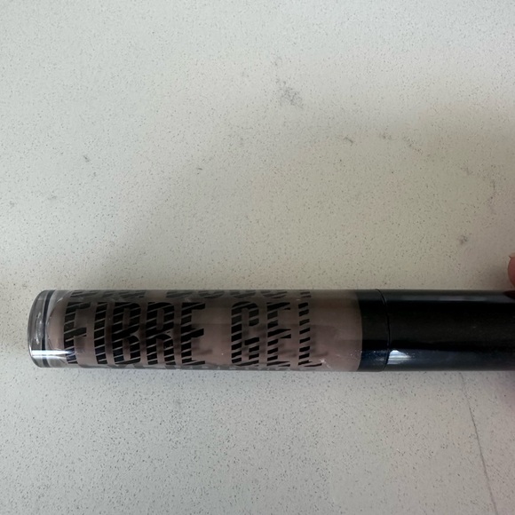 NWOB MAC Big Boost Fibre Gel Eyebrow Gel “Stylized” - Picture 2 of 3